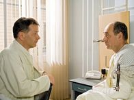 In aller Freundschaft – Roland Heilmann (Thomas Rühmann, links) bittet Hartmut Groß (Uwe Karpa) darum, Jakob zu überreden, mit nach Köln zu kommen. Doch Hartmut Groß lehnt dies ab und versucht Roland klarzumachen, dass Jakob schließlich alt genug ist, um selbst zu entscheiden.