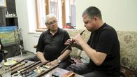 Duduk – MDR FERNSEHEN DUDUK Uhr. Der Meister Djivan Gasparyan (li.) gibt Sören Birke eine Privataudienz seinem Haus.