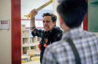 Almania – Hausklaus (Milton Welsh) glaubt sich ganz Großem auf der Spur und hat sich schon mal für die Gefangennahme bewaffnet …