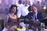 Vegas – Diane Desmond (Ivana Milicevic, l.); Johnny Rizzo (Michael Wiseman, r.)