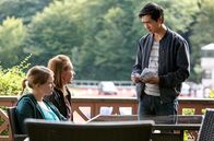 Rentnercops – Hui Ko (Aaron Le, r.) befragt Laura Taub (Anna Bachmann, l.) und Maria Taub (Anna Grisebach, r.).