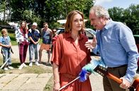 Zimmer mit Stall – Barthl (Friedrich von Thun) warnt Sophie (Aglaia Szyszkowitz) vor den neuen Gästen: Janine Brieschke (Anna Thalbach, hinten re.), Mandy (Leni Erceg, hinten li.), Patrick (Emil Pai Pötschkle), Tanja (Rebecca Kleineidam) und „Zecke“ Axel (Gerdy Zint, hinten 4. v. li.).