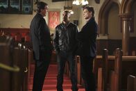 Criminal Minds – Um eine Mordserie aufzuklären, reist das BAU-Team um Reid (Matthew Gray Gubler, r.) und Morgan (Shemar Moore, M.) nach Portland, Oregon. Bei den Ermittlungen hoffen sie von einem Priester (Ivar Brogger, l.) Hinweise auf den Täter zu bekommen ...
