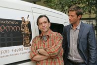 Die Rosenheim-Cops – Kommissar Hansen (Igor Jeftic, r.) kann Ulrich Fromm (Peter Weiss, l.) nachweisen, dass er am Tatort war.