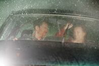 Auckland Detectives - Tödliche Bucht – Bei einem Autounfall verliert Jessica Savages (Kate Elliott) Ehemann Alex (Bede Skinner) das Leben. Jesse selbst überlebt schwer verletzt, doch sie kann sich an den Unfallhergang nicht erinnern.