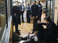 Castle – Verzweifelt: Beckett (Stana Katic, l.) versucht den erschossenen Dick Coonan (Jay R. Ferguson, r.) wiederzubeleben um an wichtige Informationen zu gelangen...
