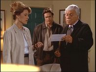 Diagnose: Mord – Mark (Dick Van Dyke, r.) und Steve (Barry Van Dyke, M.) präsentieren Caroline (l.) einen ungedeckten Scheck ihres verstorbenen Mannes.