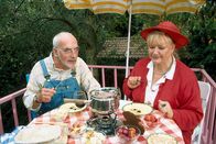 Löwenzahn Classics – Tante Martha (Angela Brunner, r.) ist überglücklich, denn Peter (Peter Lustig, l.) hat ihr einen Schokoladen-Gott gegossen und sie dazu noch zu einem Schokoladenfondue eingeladen.