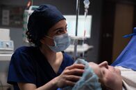 neoriginal: Push – Seit zwanzig Stunden kämpft die Schwangere Kathi (Stefanie Reinsperger, r.) gegen Wehen an. Doch dann verschlechtert sich der Zustand ihres Babys und es muss per Kaiserschnitt geholt werden. Nalan (Mariam Hage, l.) steht ihr bei.
