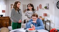 Sturm der Liebe – Theo (Lukas Leibe, vorne mit Daniela Galbo, l. und Yeliz Simsek, hinten) begreift konsterniert, dass seine App ihn im Stich gelassen hat.