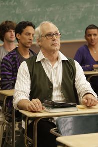 Community – Während Abed (Danny Pudi, 2.v.l.) von Troy lernt, wie man Leute auf den Arm nimmt, darf Pierce (Chevy Chase, vorne) dank Annie den neuen College-Song komponieren ...