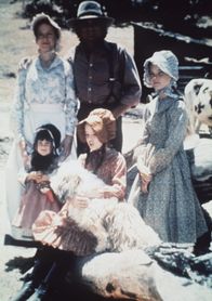 Unsere kleine Farm – Die Eltern Caroline (Karen Grassle, hinten l.) und Charles Ingalls (Michael Landon, hinten M.) mit ihren Töchtern Mary (Melissa Sue Anderson, r.), Laura (Melissa Gilbert, vorne M.) und Carrie (Lindsay Sidney Greenbush, l.) auf ihrer Farm in Walnut Grove, einem kleinen Städtchen im Norden Amerikas.