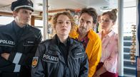 Freitag im Ersten: Mord oder Watt? – Tim alias „Lux“ (Oliver Mommsen, 2. v. re.) und Hannah (Ulrike C. Tscharre, re.) mischen sich in die Ermittlungen von Polizeihauptkommissarin Wiebke Tönnessen (Antonia Bill, 2. v. li.) und Malte (Joshua Seelenbinder, li.) ein