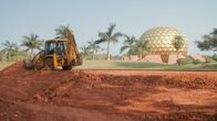 Visionen bauen – Die große goldene Kugel, das Matrimandir, geistiges Zentrum von Auroville, soll nun bald von einem großen See umringt werden.
