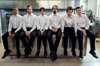 Party Down – (v.l.n.r.) Sackson (Tyrel Jackson Williams); Kyle Bradway (Ryan Hansen); Lucy Dang (Zoë Chao); Roman DeBeers (Martin Starr); Henry Pollard (Adam Scott); Ron Donald (Ken Marino)
