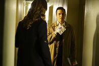 Castle – Die einzige Spur, die Kate (Stana Katic, l.) und Kevin (Seamus Dever, r.) haben: Eine Serviette eines Stripclubs ...