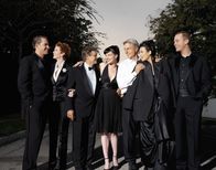 Navy CIS – (4. Staffel) - Die Mitglieder des Naval Criminal Investigation Service: Tim McGee (Sean Murray, r.), Dr. Donald Mallard (David McCallum, 3.v.l.), Jenny Shepard (Lauren Holly, 2.v.l.), Anthony DiNozzo (Michael Weatherly, l.), Abby Sciuto (Pauley Perrette, M.), Leroy Gibbs (Mark Harmon, 3.v.r.) und Ziva David (Cote de Pablo, 2.v.r.) ...