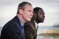 Detective Grace – DS Roy Grace (John Simm, l.) und DS Glenn Branson (Ritchie Campbell, r.) haben einen schwierigen Fall zu lösen: Im Meer tauchen die Leichen von Flüchtlingen auf, denen professionell Organe entnommen wurden. Werden sie die Machenschaften um illegale Transplantationen aufhalten können, bevor die nächsten Opfer auf dem OP-Tisch landen?