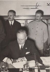 Countdown zum Zweiten Weltkrieg – 1939: Joachim von Ribbentrop bei Vertrags-Unterzeichnung in Moskau.