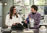 The Big Bang Theory – Ein neues Wissenschaftsprojekt führt Amy (Mayim Bialik, l.) und Howard (Simon Helberg, r.) beruflich enger zusammen - was nicht jedem gefällt ...