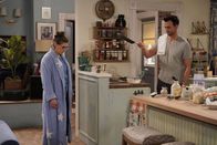 Call Me Kat – Kat (Mayim Bialik, l.): Max (Cheyenne Jackson, r.)