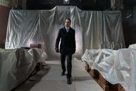 Elementary – Christopher Gray, ein Handlanger und Spion von Morland, wird bei dem Versuch, den Mann, der eine Bombe in Holmes' (Jonny Lee Miller) und Watsons Haus deponierte, aufzuhalten, verletzt. Für die beiden Detektive gilt es nun, den Bombenleger so schnell wie möglich zu finden ...