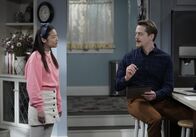 Last Man Standing – Jen (Krista Marie Yu, l.); Kyle Anderson (Christoph Sanders, r.)