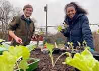 Die Ökochecker – Gärtnermeister Sean Carroll sät mit Anne Chebu in ihrem Garten in Frankfurt Gemüsesaat ins Hochbeet.
