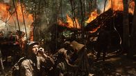 Der Preis des Krieges – Die US-Armee ist dem sogenannten "Vietcong" wirtschaftlich und technologisch überlegen, kann gegen die Guerilla-Taktiken der Nordvietnamesen jedoch nicht bestehen.