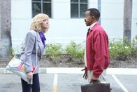 The Goldbergs – Beverly Goldberg (Wendi McLendon-Covey, l.); Mr. Glascott (Tim Meadows, r.)