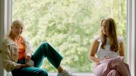 Wahrheit oder Pflicht – Tara (Maya Ystenes, rechts) und Mina (Ameli Olving Sælevik, links) sind seit dem neuen Schuljahr in einer Klasse. Um in ihrer neuen Klasse dazuzugehören, will Tara das beliebteste Mädchen der Klasse - Mina - für sich gewinnen.