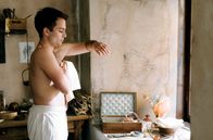 Ein Tag in... – Bei der Morgentoilette verzichten die Pariser des 18. Jahrhunderts fast gänzlich auf Wasser und Seife. Auch dem jungen Léonard Minet (Max Hegewald) ist die "toilette sèche" genug: Der Körper wird dabei nur mit trockenen Tüchern gereinigt.