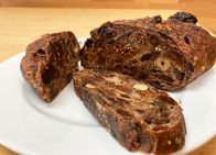 Die Rezeptsucherin – So lecker wie es aussieht, schmeckt es auch: Das Hutzelbrot aus Bad Urach, mit allerlei getrocknetem Obst, Nüssen und einer geheimen Würzmischung perfektioniert.