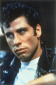 Grease – Ein Frauenheld mit schwarzem Haar und schwarzer Lederjacke: Hat sich der coole Pomaden-Danny (John Travolta) etwa doch verliebt?
