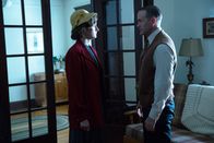 American Horror Story – Penny (Grace Gummer, l.) muss sich vor ihrem Vater Vince (Lee Tergesen, r.) für ihre Liebe rechtfertigen ...