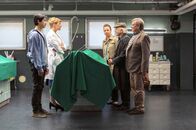 Rentnercops – An seinem 70. Geburtstag sterben Achim Wagner und sein Schwiegersohn zeitgleich: beide fallen während des Essens tot in ihr Grillfleisch. Vicky Adam (Katja Danowski, 3.v.r.), denkt sofort an eine Lebensmittelvergiftung. Doch Dr. Rosalind Schmidts (Helene Grass, 2.v.l.) Opduktionsergebnisse geben Hui Ko (Aaron Le, l.), Edwin Bremer (Tilo Prückner, 2.v.r.) und Günter Hoffmann (Wolfgang Winkler, r.) neue Rätsel auf.