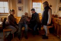 Der Bergdoktor – Gerade als Tine Bühler (Katja Studt, l.) ihrem Mann Thomas (Jophi Ries, 2.v.l.) vorschlägt, sich auf dem Hof von Ingrid Janninger (Olivia Silhavy, r.) zur Ruhe zu setzen, bekommt er einen erneuten Anfall - dieser bereitet auch Dr. Martin Gruber (Hans Sigl, 2.v.r.) Kopfzerbrechen.