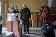 Navy CIS – Ellie Bishop (Emily Wickersham, l.); Leroy Jethro Gibbs (Mark Harmon, r.)
