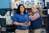 Superstore – Sandra (Kaliko Kauahi, l.); Justine (Kelly Schumann, r.)