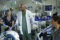 Code Black – Als Überlebende eines selbstmordgefährdeten Kults eingeliefert werden, fallen plötzlich auch einige aus Dr. Campbells (Boris Kodjoe, M.) Ärzteteam in Ohnmacht. Was hat es bloß mit den merkwürdigen Armbändern, die in der Haut der Überlebenden verankert sind, auf sich?