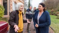 Villa Eva – (v.l.) Gräfin Eva (Eleonore Weisgerber) und Trude Düppenweiler (Sabine Urig) bangen um die Villa. Im Hintergrund Hr. Abendroth (A.Anke) Fr. Abendroth.