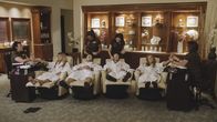 Hawaii Five-0 – Steve (Alex O'Loughlin, 3.v.l.) und Lynn (Sarah Carter, 2.v.l.) wollen den Valentinstag romantisch am Strand und im Wellnesshotel verbringen. Dasselbe haben Danny (Scott Caan, 3.v.r.) und Melissa (Lili Simmons, 2.v.r.) geplant. Und - Überraschung! - die Damen haben sich abgesprochen und benachbarte Hotelzimmer gebucht, sodass sie den Tag alle zusammen verbringen können. Doch ist das wirklich eine gute Idee?