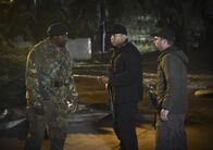 Navy CIS: L.A. – In Afrika hoffen Callen (Chris O'Donnell, r.) und Sam (LL Cool J, M.) herauszufinden, wer der Maulwurf ist und Informationen von Sam weitergegeben hat ...