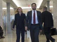 Homeland – Kann Reda (Patrick Sabongui, r.) Carrie (Claire Danes, l.) helfen, damit sie Franny wieder zurückbekommt?