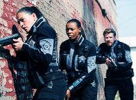 APB – v.l.n.r.) Theresa Murphy (Natalie Martinez); Tasha Goss (Tamberla Perry); Geoff Cobb (William Smillie)