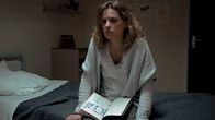 neoriginal: Tabula Rasa – Nach einem Autounfall leidet Annemie D'Haeze (Veerle Baetens), genannt Mie, unter einer anterograden Amnesie. Um neue Informationen zu speichern, hält Mie alles in einem Notizbuch fest. Mie muss sich aber erinnern, denn sie ist die letzte Person, die den vermissten Thomas de Geest gesehen haben soll.