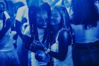 How to Have Sex – Auf Kreta reiht sich für Em (Enva Lewis, l.) und Tara (Mia McKenna-Bruce, r.) eine Party an die Nächste.