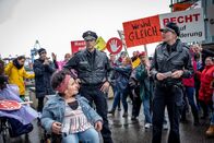 Notruf Hafenkante – v.l.) müssen zu einer unangemeldeten Demo, die von der Aktivistin Cora Liberti (Kübra Sekin, l.) organisiert wurde (Rest: Komparsen).