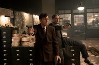 Babylon Berlin – Ein Blutbad: Rath (Volker Bruch) und Gräf (Christian Friedel, li.) sind geschockt.