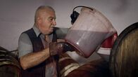 Alkohol - Der globale Rausch – Weinbauer auf Sizilien.
